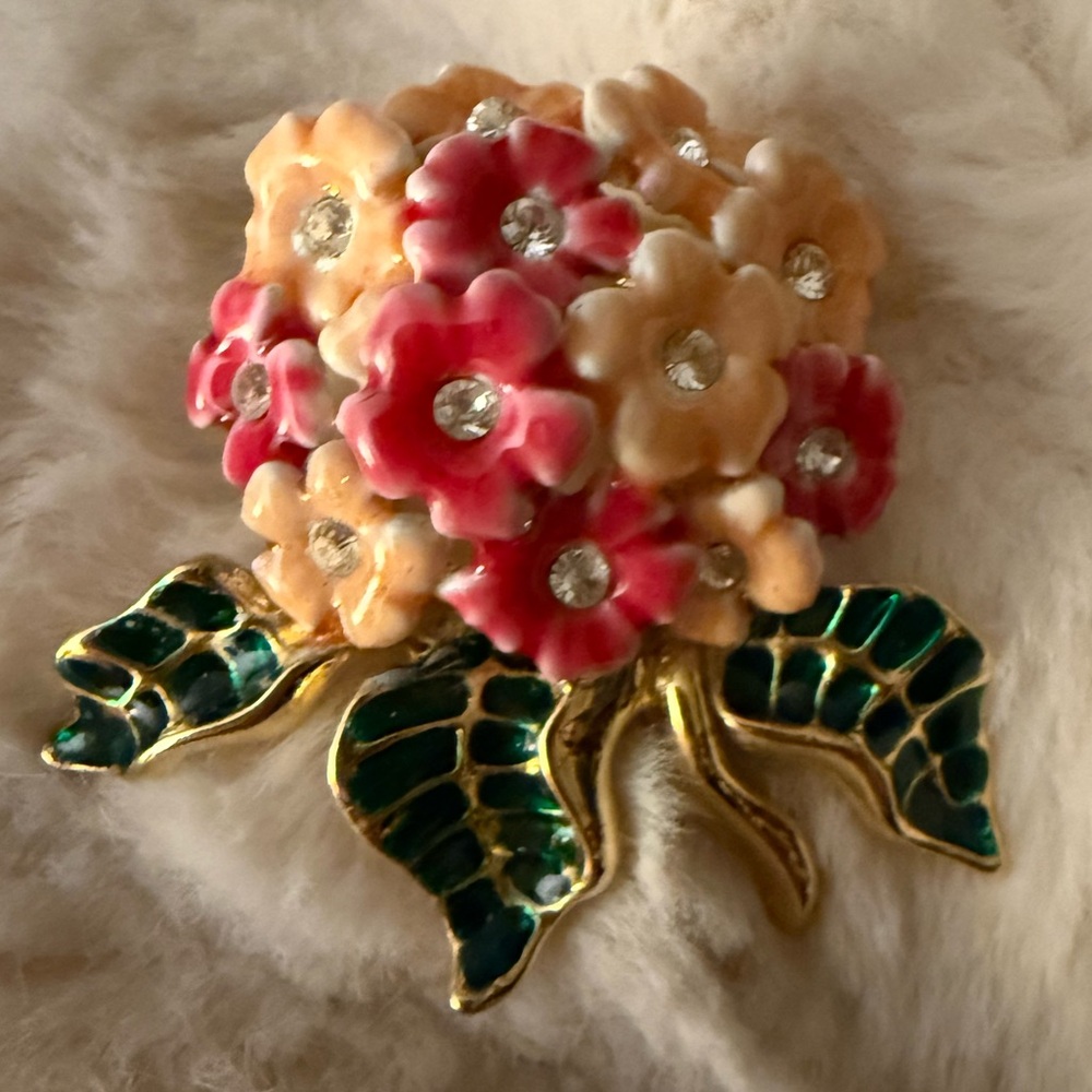 Vintage Joan Rivers Pink Cream Coral Floral Brooch With Golden Green Leaves